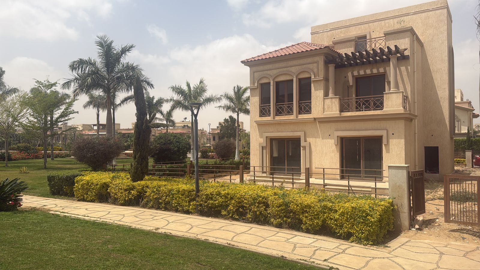 فيلا في مدينتي — RE-28581